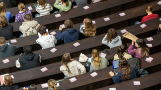 Kinder erhalten Diplome für erfolgreiche Teilnahme an Kinderuni