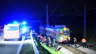 Mann ins Gleisbett geschleudert: Pärchen stoppt S-Bahn mit Lampe