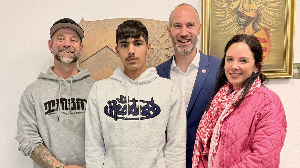 Auf dem Bild (v.l.): Alexander Frei von der Nidderauer Kinder- und Jugendförderung, Retter Muhammad Tajik, Bürgermeister Andreas Bär und Ayleen Lorenz, ebenfalls von der Jugendförderung.