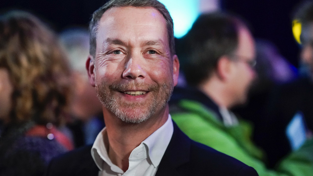 Michael Kolmer, Kandidat für Bündnis 90/Die Grünen, lacht bei der zentralen Wahlveranstaltung für die Oberbürgermeisterwahl in der Centralstation.