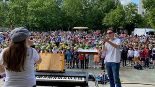 Frankfurt: 1.800 Kinder singen auf dem Opernplatz