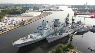 Gegenwart trifft Geschichte: Fregatte «Baden-Württemberg» leigt neben Zerstörer «Mölders» 