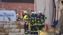 Flammen im Treppenhaus: Angriffstrupp eingeschlossen und gerettet