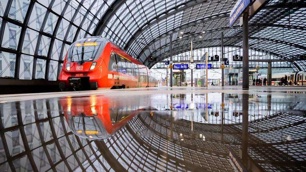 Regionalzug fährt in den Hauptbahnhof Berlin ein