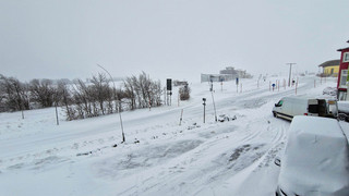 Wintereinbruch auf der Wasserkuppe mit Schneesturm