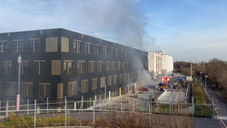 Feuerwehr-Großeinsatz in Mainz: Auto brennt in Tiefgarage