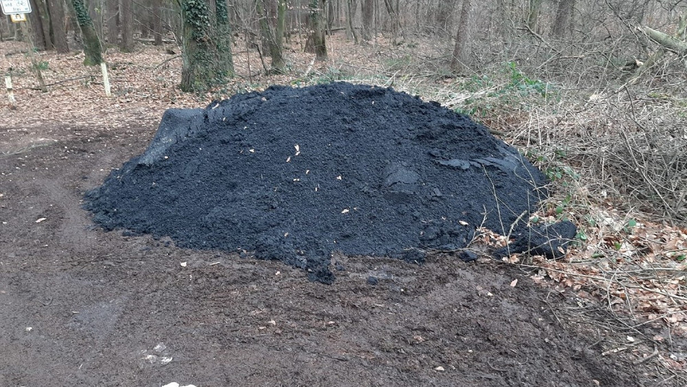 Diesen Berg an Asphalt haben Unbekannte im Wald abgeladen. Die Polizei sucht jetzt nach ihnen. 