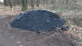 Asphalt im Wald bei Dietzenbach abgeladen - Kripo bittet um Hinweise