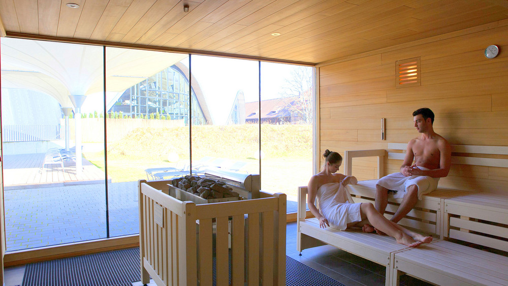 Wellness in der Toskana-Therme Bad Orb: Menschen sitzen in einer Sauna