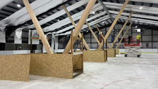 Balken stützen Dach: Eishalle Wabern könnte heute öffnen