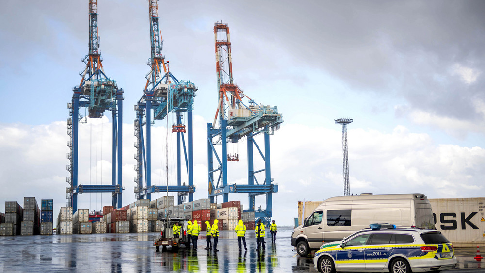 Der Zoll kontrolliert Container im Hafen in Bremerhaven. Ein Kokain-Schmuggel war hier im April aufgelogen. Jetzt müssen vier Männer aus Bad Hersfeld lange in Haft.
