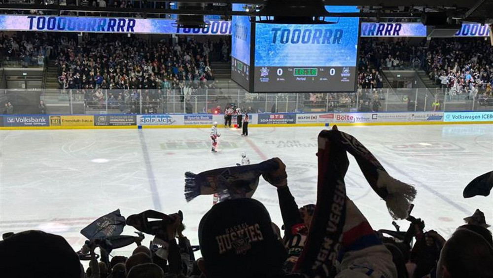 Die Fans der Kassel Huskies freuen sich in der Kasseler Eissporthalle über das nächste Tor