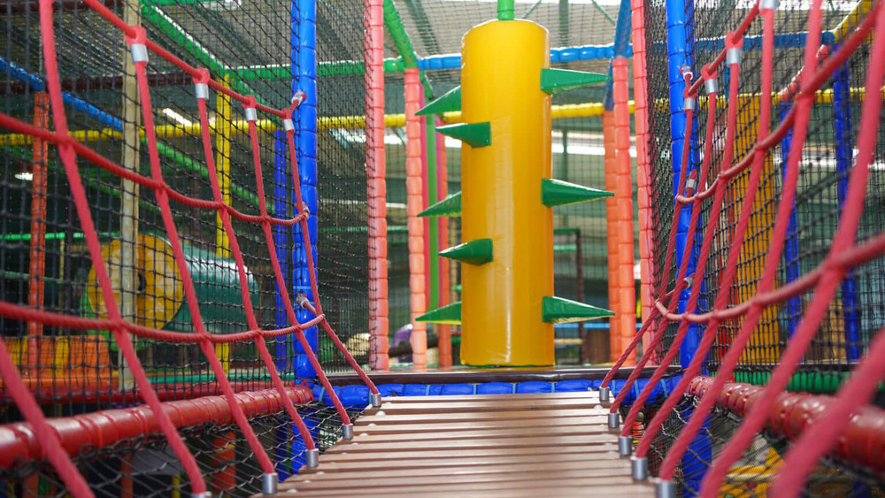 Indoorspielplätze in Hessen: Ein Klettergerüst mit Hindernis im Maxiland Griesheim