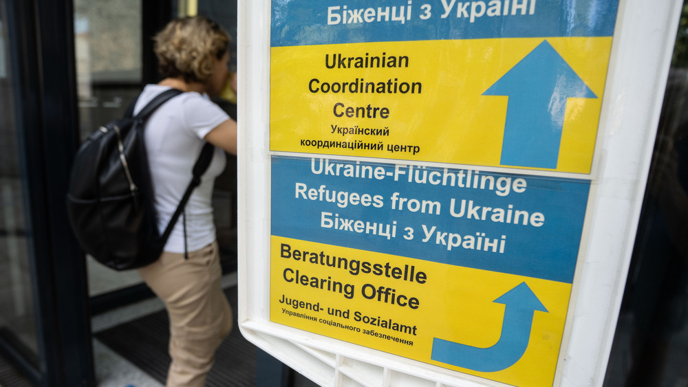 Im Jahr 2022 wurden etwa 80.000 Kriegsflüchtlinge aus der Ukraine in Hessen aufgenommen. Das teilt Ministerpräsident Boris Rhein mit.
