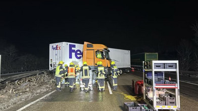 Sattelzug prallt auf A3 gegen Schutzplanke