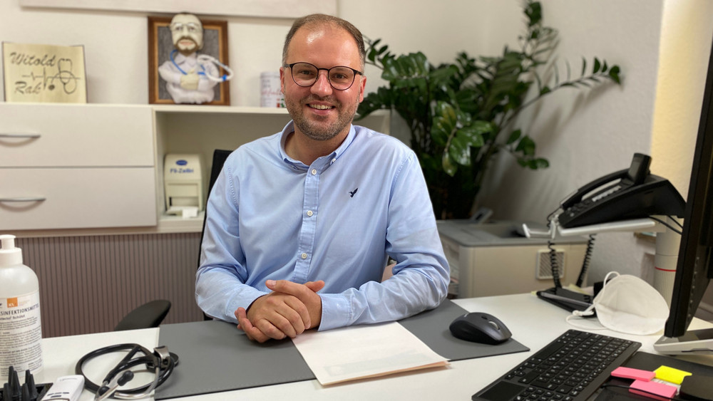 Witold Rak hinter seinem Schreibtisch