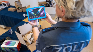 Feuerwehrauto, Wasserrutsche & Co.: Zoll-Auktion mit kuriosen Dingen