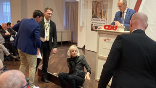 "Letzte Generation" klebt sich in Mainz vor CDU-Chef Merz fest