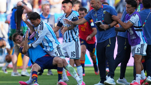 Nach WM Finale: Argentinier Paredes zehn Spiele gesperrt