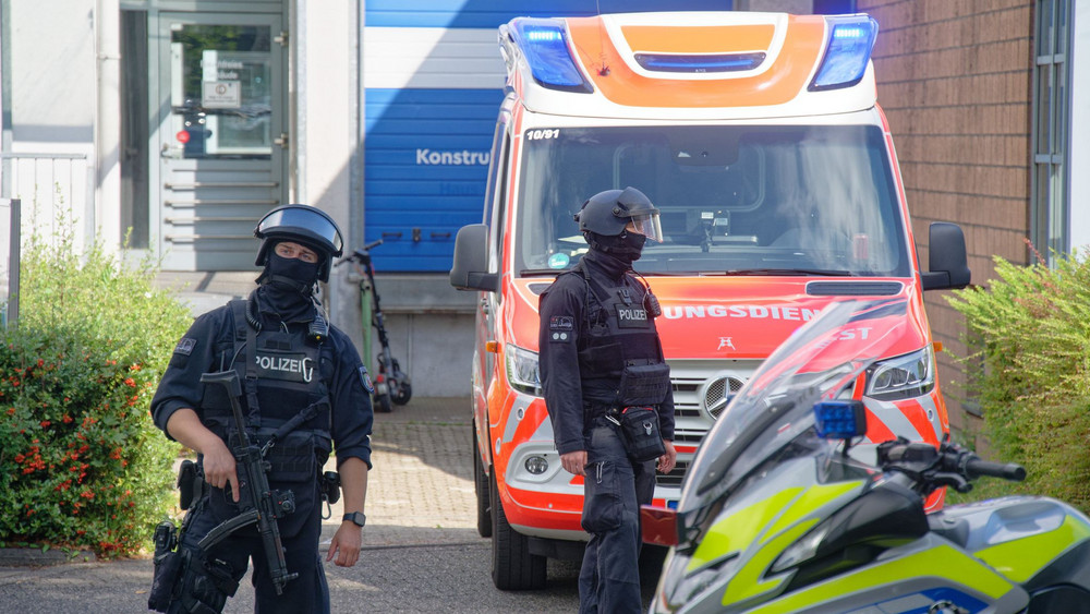 Polizeieinsatz an Berufskolleg in Essen - Lehrkraft verletzt