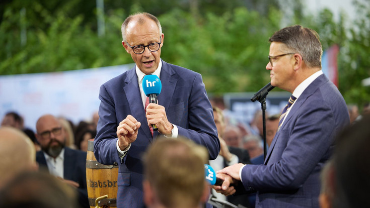 Kanzler Merz startet Hessenbesuch im neuen Flughafenterminal