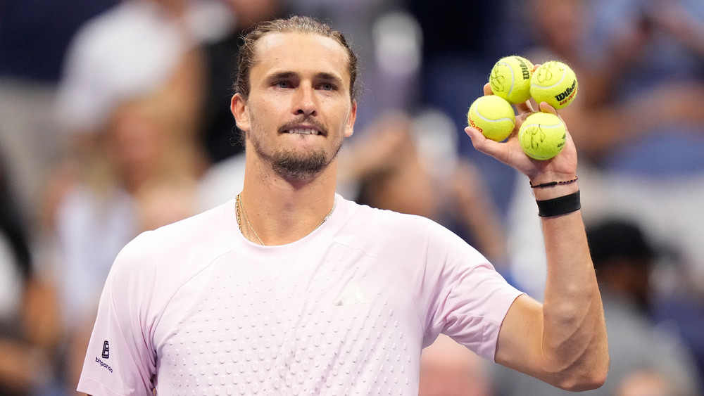 Alexander Zverev winkt dem Publikum zu, nachdem er das Match gewonnen hat.