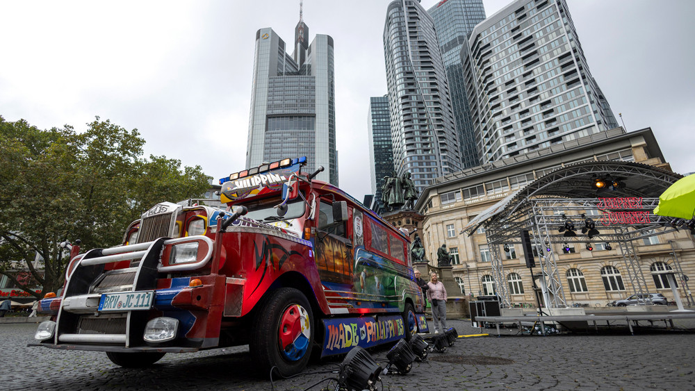 Der “Jeepney” steht in der Frankfurter Innenstadt. 