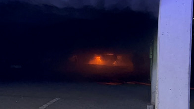 Baumarkt in Alsfeld: Auto brennt in Parkdeck völlig aus