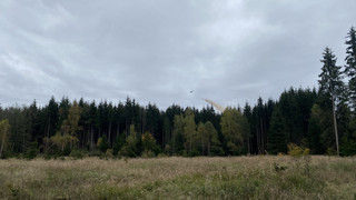 Waldboden zu sauer: Hubschrauber wirft Kalk über Burgwald ab