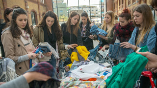 Kleidertauschparty statt neu shoppen bei „Fairkleidet" in Alsfeld