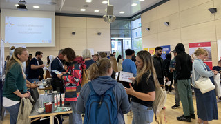 Erste Jobcenter-Ausbildungsmesse in Darmstadt mit 18 Unternehmen