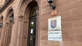 Prozess um Mordversuch in Darmstadt: Angeklagter gibt Autocrash zu