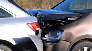 Zwei Pkw aufeinandergeprallt - zwei Erwachsene und drei Kinder verletzt