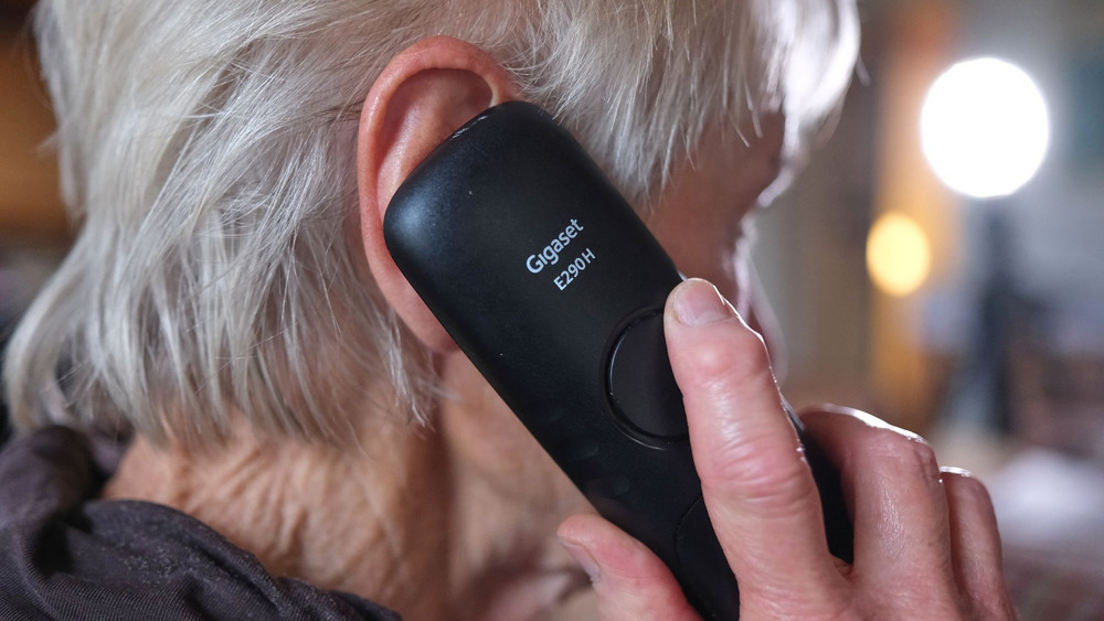 Älterer Mensch telefoniert