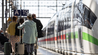 Retter kriechen unter ICE in Frankfurt