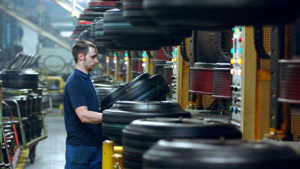 Reifenhersteller wie Goodyear und Michelin planen, Werke in Deutschland zu schließen. Die Gewerkschaft will Jobs retten - und bringt Kooperationen mit Autoherstellern wie Tesla ins Gespräch.