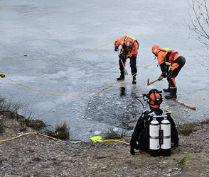 Badelatschen am Eisloch im See bei Guxhagen - große Suche