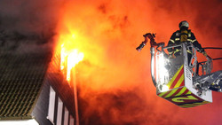 Erst brennt die Garage, dann der Dachstuhl: Haus in Worms unbewohnbar