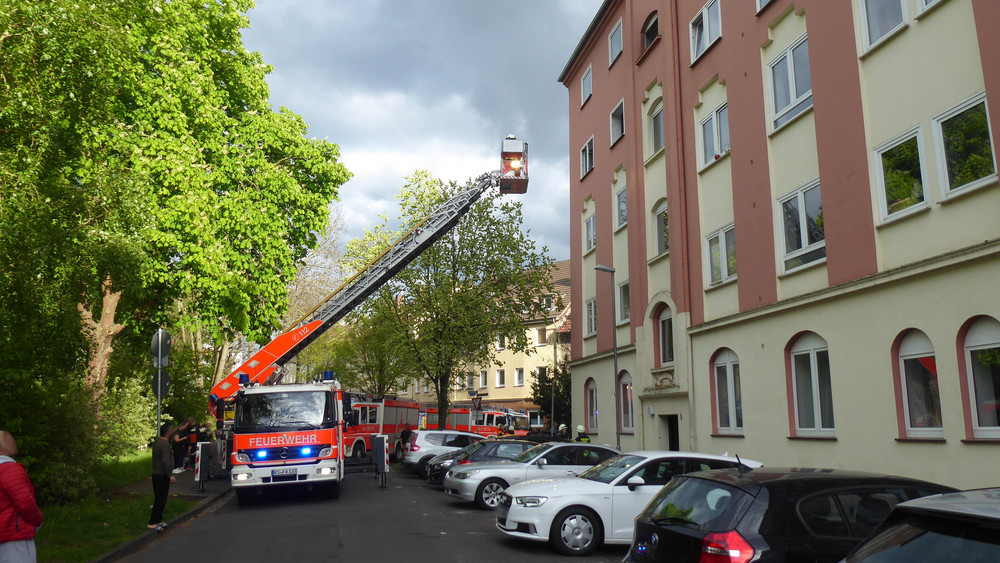 Beim Feuer in der Siemensstraße in Kassel kaum auch eine Drehleiter zum Einsatz.