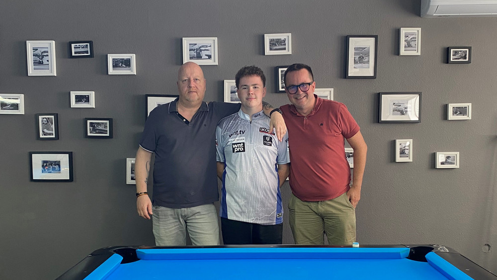 Justus Östreich (Mitte) ist auf dem besten Wege Hessens neuer Vorzeige Billard-Spieler zu werden. Papa Oliver (re.) unterstützt Justus genau wie PBC-Clubvorstand Oliver Schuhmacher (li.).