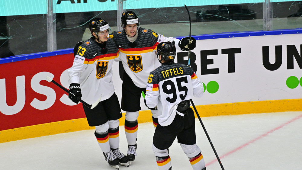 Deutschlands Joshua Samanski (M) jubelt nach seinem Tor im Gruppenspiel gegen Norwegen zum 1:4 mit Lukas Reichel (l) und Frederik Tiffels.