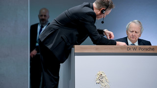 Tortenwurf und Nacktprotest: Turbulente Volkswagen-Hauptversammlung