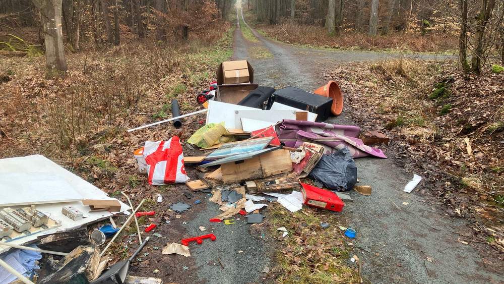 Jede Menge Sperrmüll wurde am Dienstag an der Kirchturmschneise im Dieburger Wald gefunden.