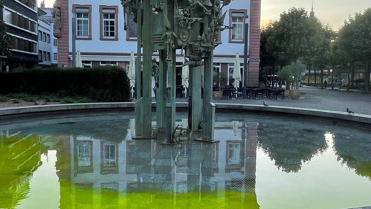 Klima-Aktivisten färben Mainzer Brunnen grün