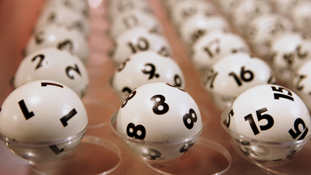 Lotto am Samstag: Lottokugeln mit Gewinnzahlen