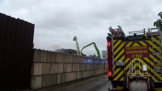 Feuerwehreinsatz im Mannheimer Hafen: 15 Meter hoher Schrotthaufen brennt