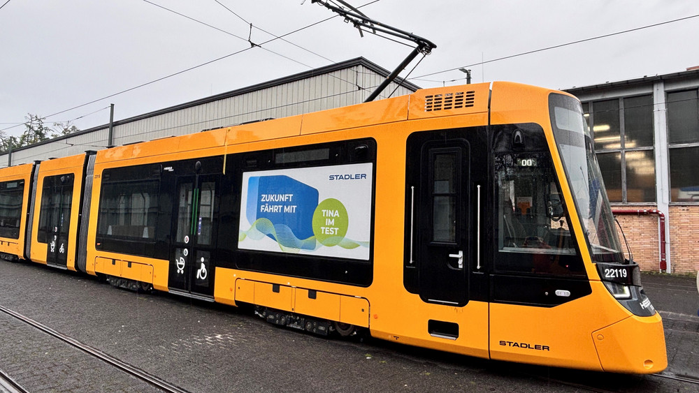 Nach vermehrten Beschwerden testet Hersteller Stadler nun umgebaute TINA-Bahnen in Darmstadt.
