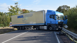 Unfall bei Hockenheim: VW-Fahrer stirbt bei Crash mit LKW