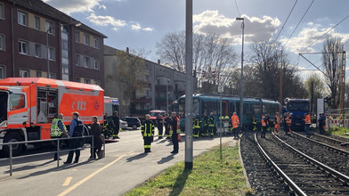 U-Bahn und LKW krachen in Frankfurt zusammen