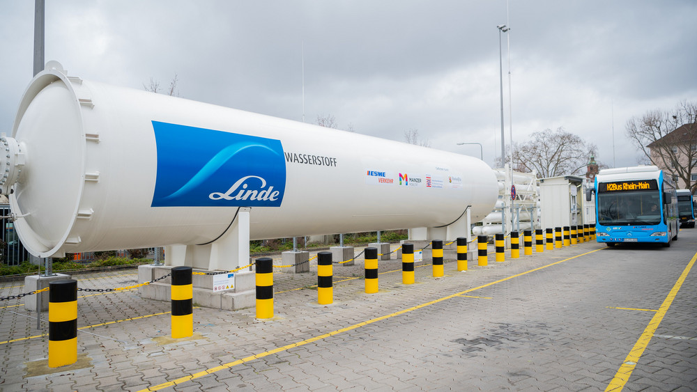 Ein Bus steht an der Wasserstoff-Tankstelle. Auf dem Betriebsgelände der ESWE Verkehrsbetriebe in Wiesbaden war 2020 eine Tankstelle für Wasserstoff eröffnet worden